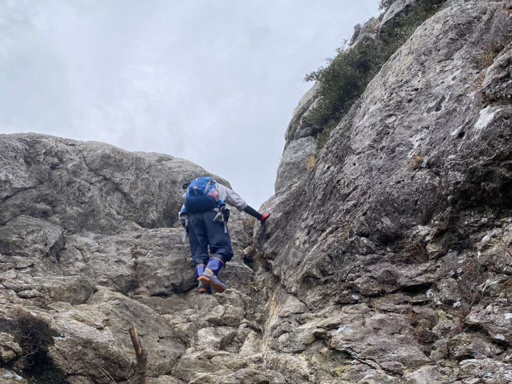 白嶽の登山道、まるでロッククライミング状態